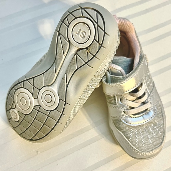 4 Pair of Toddler Girl Size 8 Shoes - Picture 4 of 6